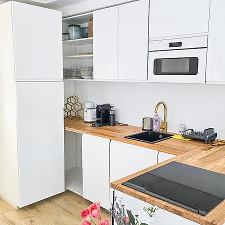 Beautiful New L -15 Min To Octoberfest *