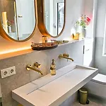Beautiful New L -15 Min To Octoberfest Apartmán